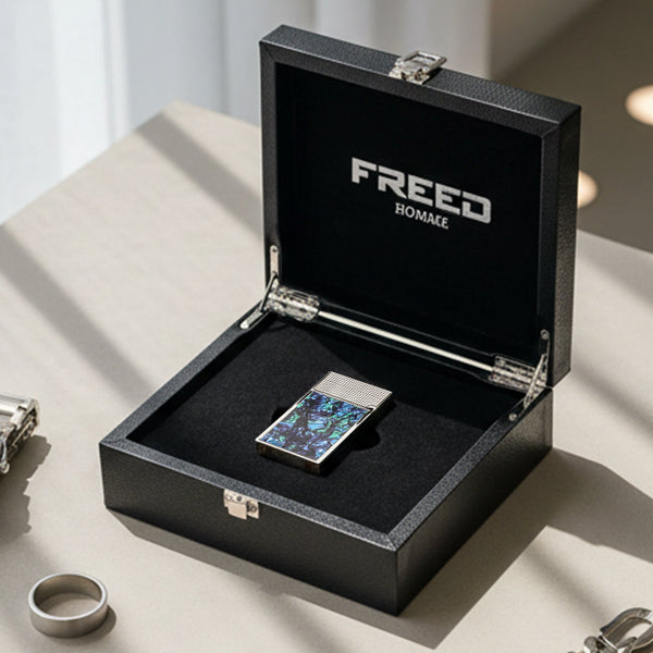 深藍彩貝,側面銀色,盒裝情境。FREED 客製化刻字。
