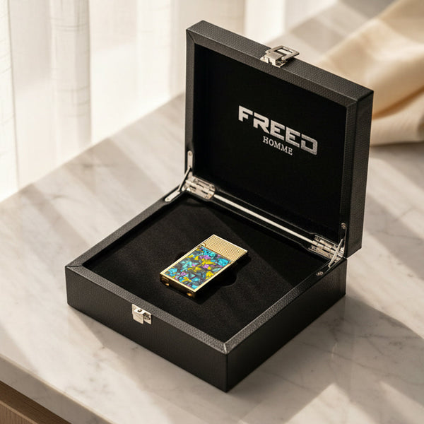 金色流光彩貝打火機,展示盒特寫,FREED 客製化刻字。