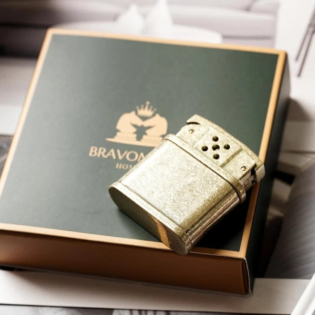 銅殼復古時尚滾花工藝 煤油打火機 - 使用情境|BRAVOMART