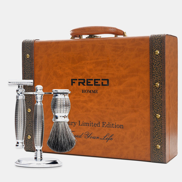 銀色金屬刮鬍刀組,搭配復古棕色手雷造型皮箱,FREED 客製化刻字。