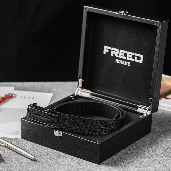 黑色頭層牛皮、仿蛇紋、金邊方形自動扣,FREED客製化刻字。