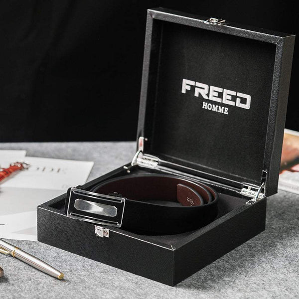頭層牛皮黑色皮帶,方形金屬扣,側面視角,禮盒展示。FREED 客製化刻字。