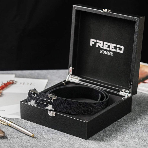 黑色頭層牛皮,斜角展示,精緻禮盒,FREED 客製化刻字。