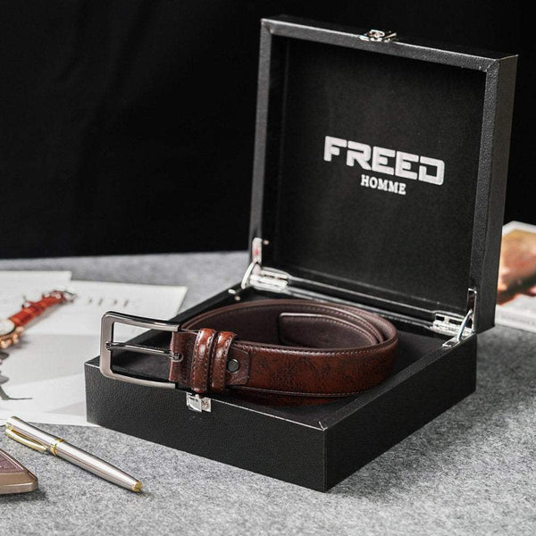 頭層牛皮咖啡色皮帶,從禮盒內側面角度,FREED 客製化刻字。