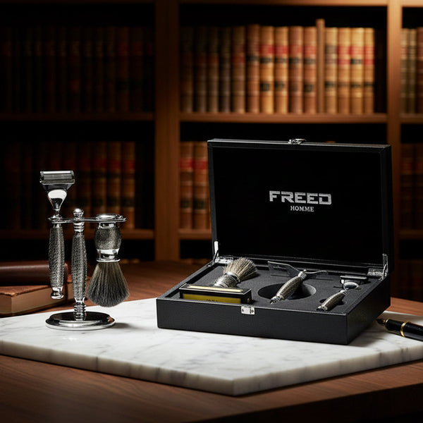 鍍鎳浮雕刮鬍刀組,置於書房場景,展現尊貴品味。FREED 客製化刻字。