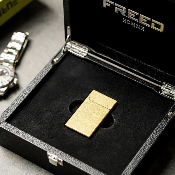 金色滾花銅殼,置於黑色禮盒中,FREED 客製化刻字。