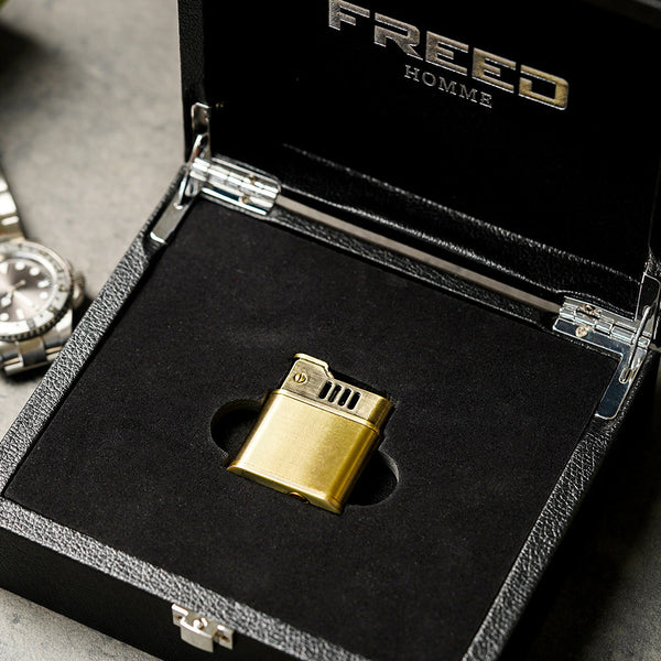 復古金色拉絲銅殼,近拍,禮盒內。FREED 客製化刻字。