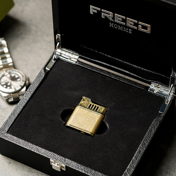 復古刷舊金色銅殼,近拍角度,裝於禮盒內。FREED 客製化刻字。