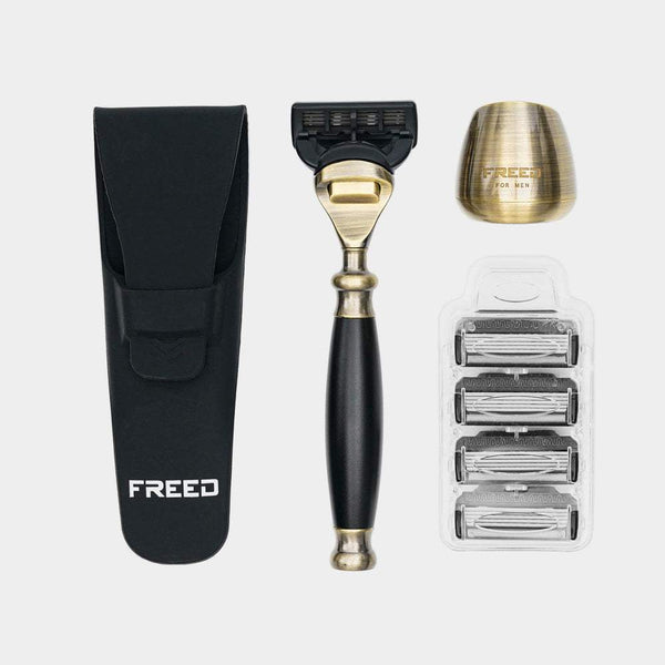 古銅金屬與黑色,五刀式刮鬍刀,展現尊爵品味。FREED 客製化刻字。