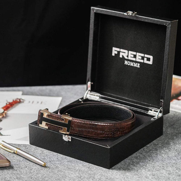頭層牛皮棕色皮帶,H型金屬釦,展示於禮盒中。FREED 客製化刻字。