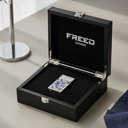 雲霧藍貝殼與銀色調，置於黑色禮盒內，斜角拍攝。FREED 客製化刻字。