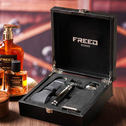 黑色皮革禮盒，尊爵雙刃刮鬍刀，斜角設計，居家場景。FREED 客製化刻字。