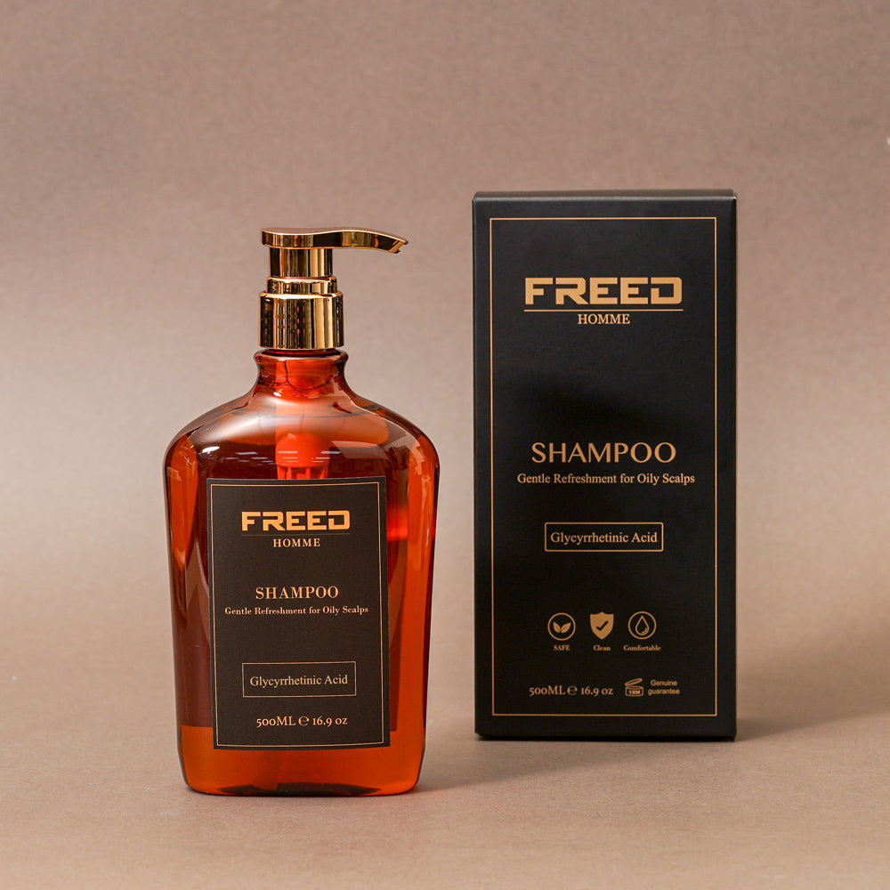 琥珀色瓶身，與黑色禮盒並列，FREED 客製化刻字。