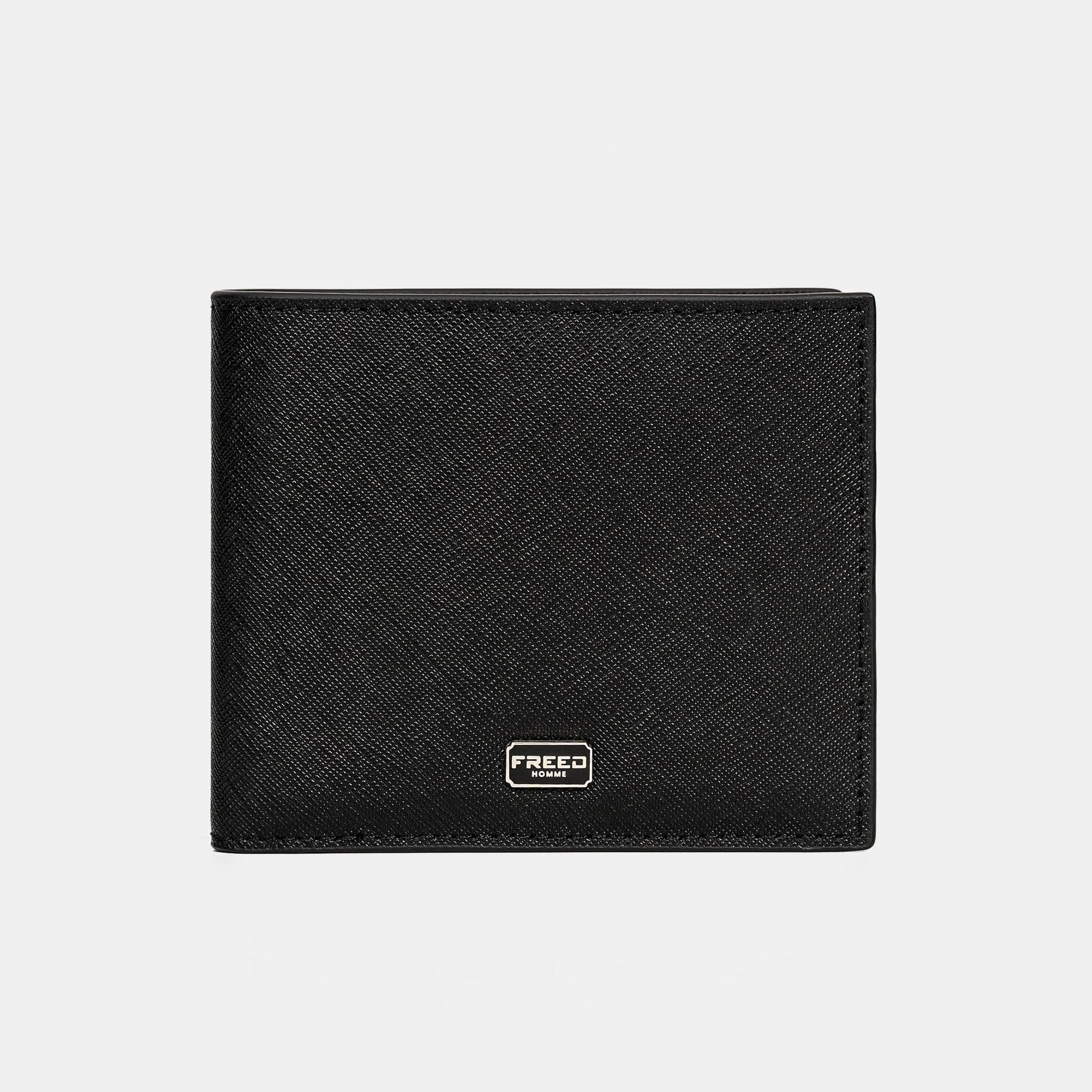 黑色 Saffiano 十字紋牛皮，正面中央 logo，FREED 客製化刻字。