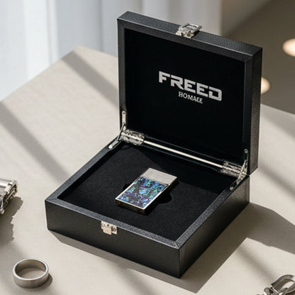 深藍彩貝，側面銀色，盒裝情境。FREED 客製化刻字。