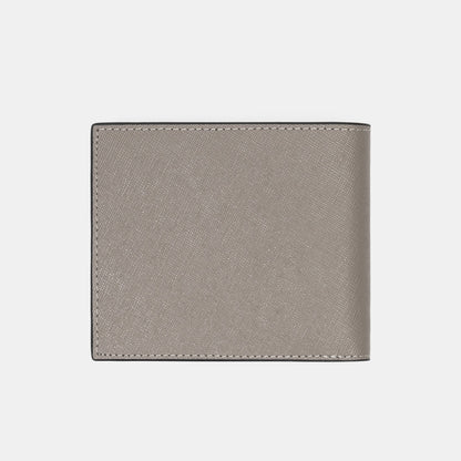 FREED 經典 Saffiano 十字紋兩折短夾，鉑金灰，後視圖，FREED 客製化刻字。