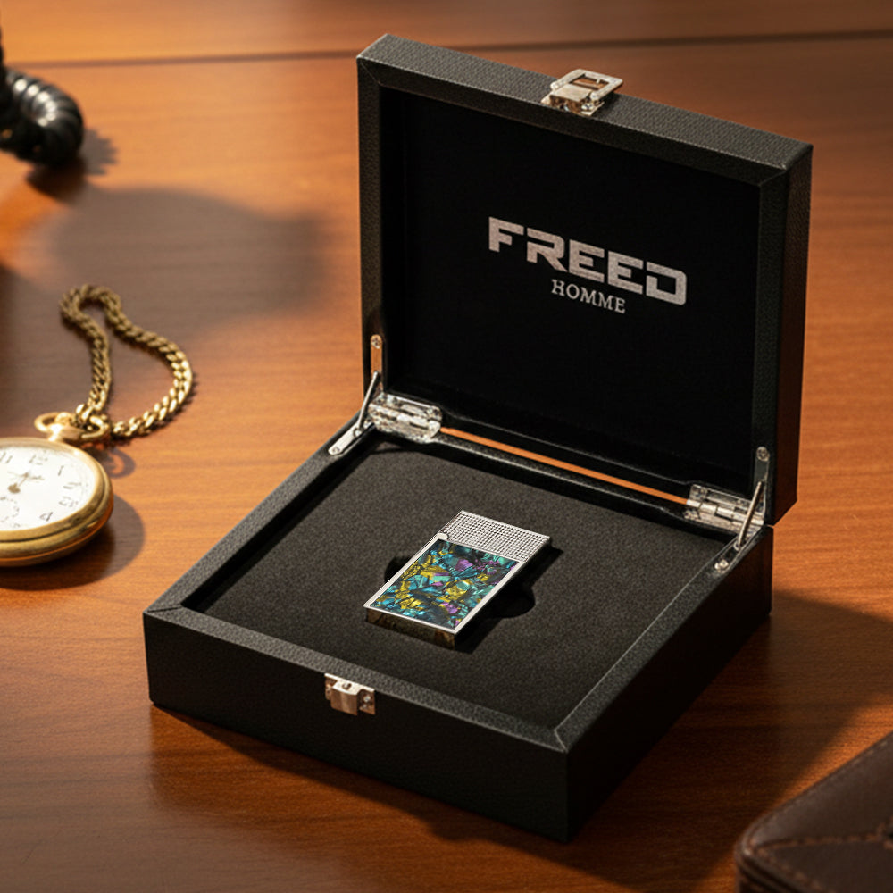 銀色流光彩貝打火機，置於黑色禮盒，桌上光影，FREED 客製化刻字。