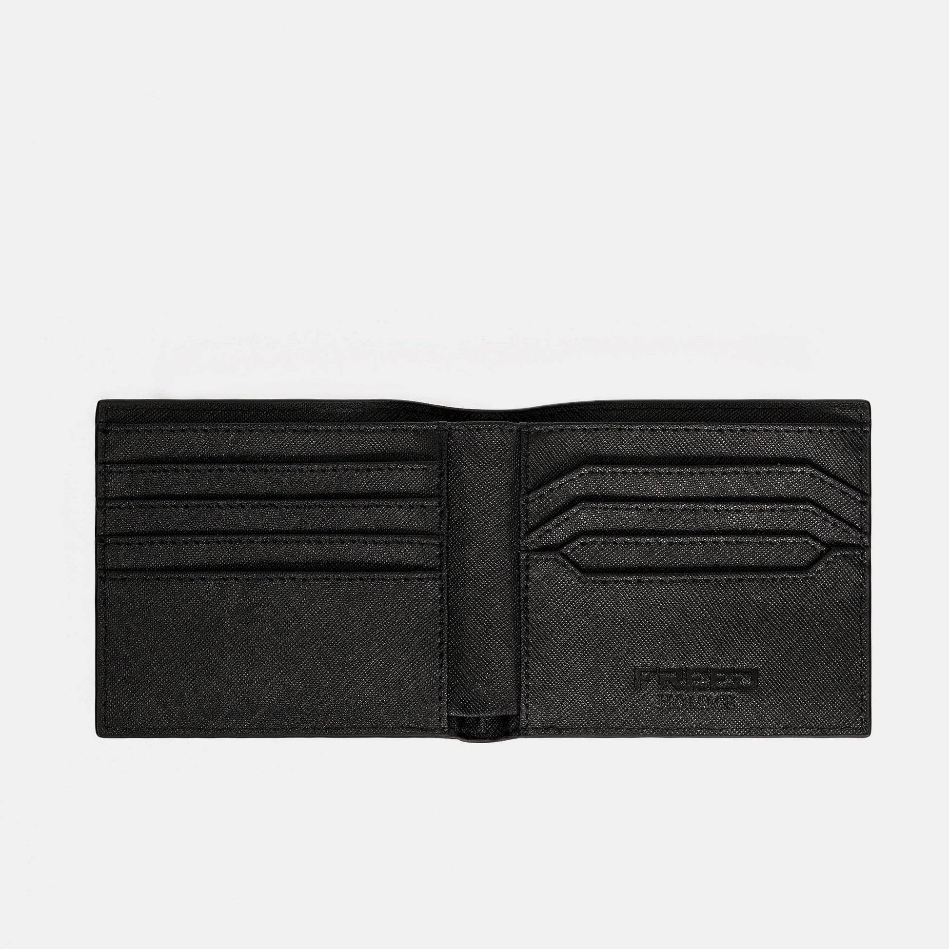 Saffiano 十字紋黑色兩折短夾，內裡細節。FREED 客製化刻字。