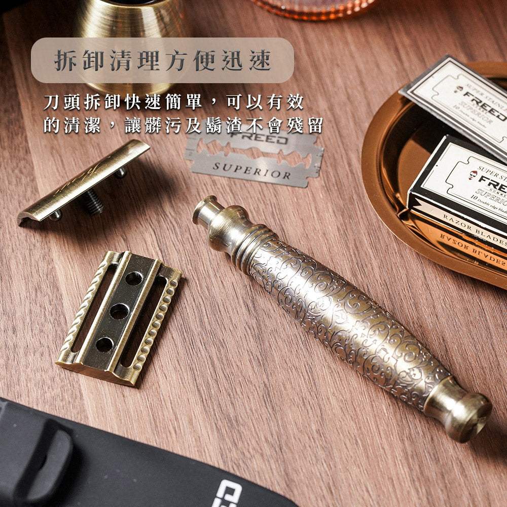 仿古銅蝕刻雕花，側面斜角，木質桌面場景。FREED 客製化刻字。