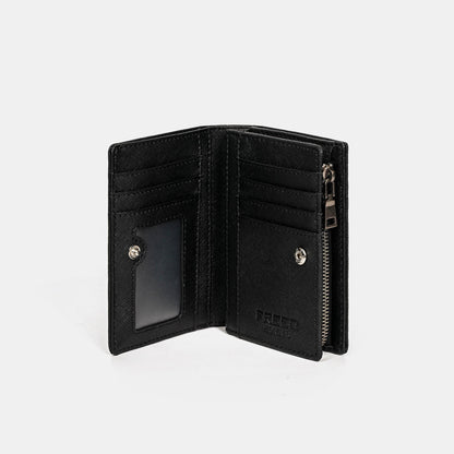 黑色 Saffiano 十字紋皮革，斜向角度，純色背景。FREED 客製化刻字。