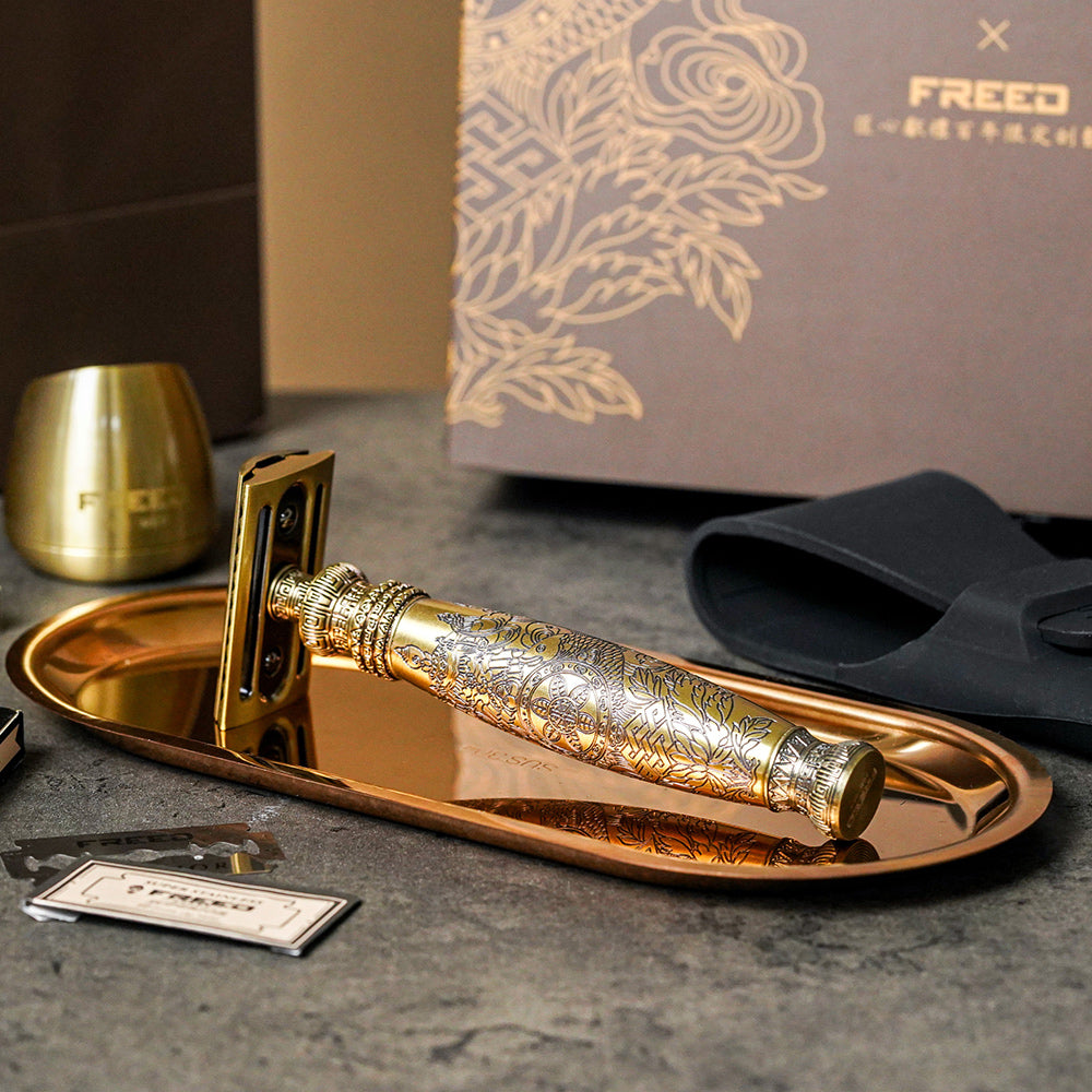 金色雕花刮鬍刀禮盒，內含四件組，FREED客製化刻字。