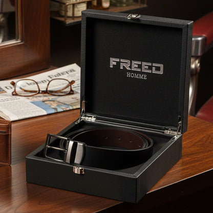 真皮素面皮帶，黑銀扣，展示於禮盒內。FREED 客製化刻字。