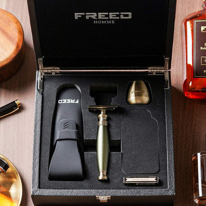 古銅金屬、大地綠，雙刃刮鬍刀，送禮精緻。FREED 客製化刻字。