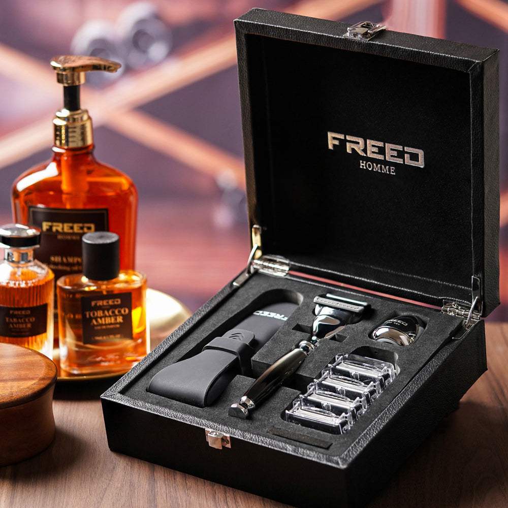 黑色皮質禮盒內裝，展示高級刮鬍刀組。FREED 客製化刻字
