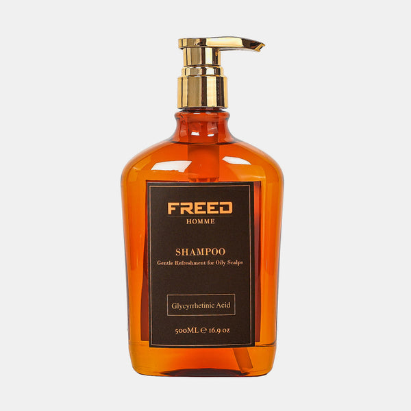 琥珀色瓶身，金色壓頭，前置視角，簡約背景。FREED 客製化刻字。