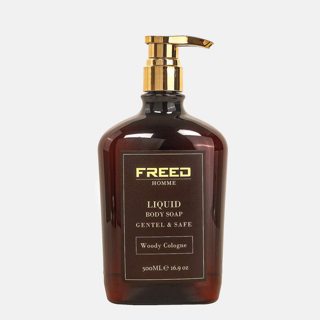 琥珀色玻璃瓶，金色壓頭，正面特寫，FREED客製化刻字。