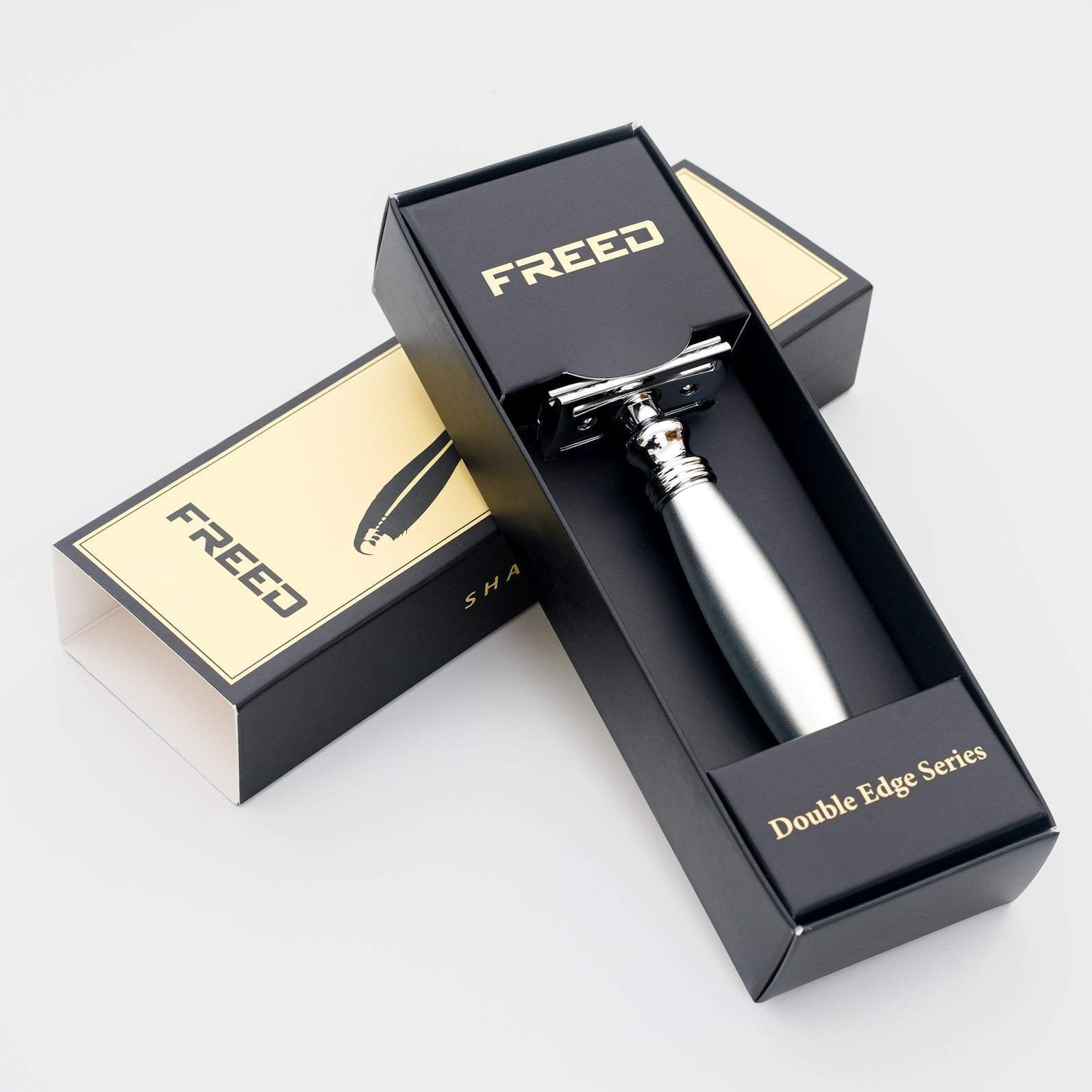 鋁合金銀色復古雙刃安全刮鬍刀，居家浴室場景。FREED 客製化刻字