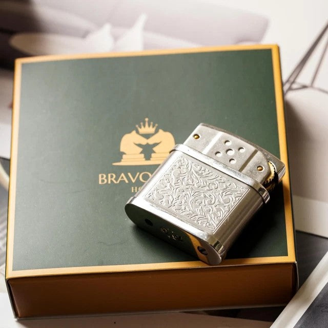 銅殼復古時尚銀色雙面雕花瓦斯氣體打火機 - 使用情境｜BRAVOMART