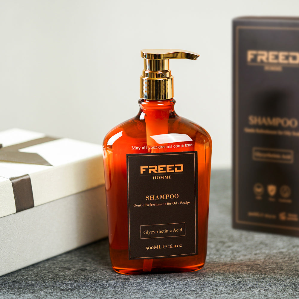琥珀色玻璃瓶，金色壓頭，近拍，展現質感。FREED 客製化刻字。