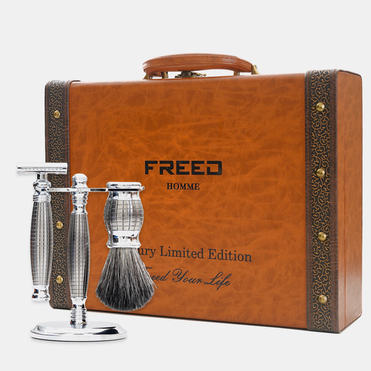 銀色金屬刮鬍刀組，搭配復古棕色手雷造型皮箱，FREED 客製化刻字。