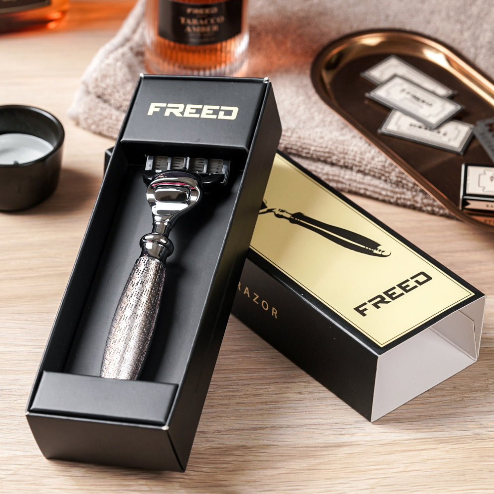 FREED 五刀式刮鬍刀 - F滿版鍍鎳浮雕 細節展示