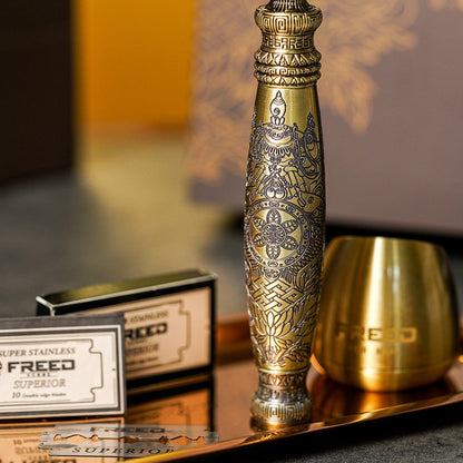故宮限定款金色雙刃刮鬍刀，雕刻精緻，含刀片盒與杯。FREED 客製化刻字。
