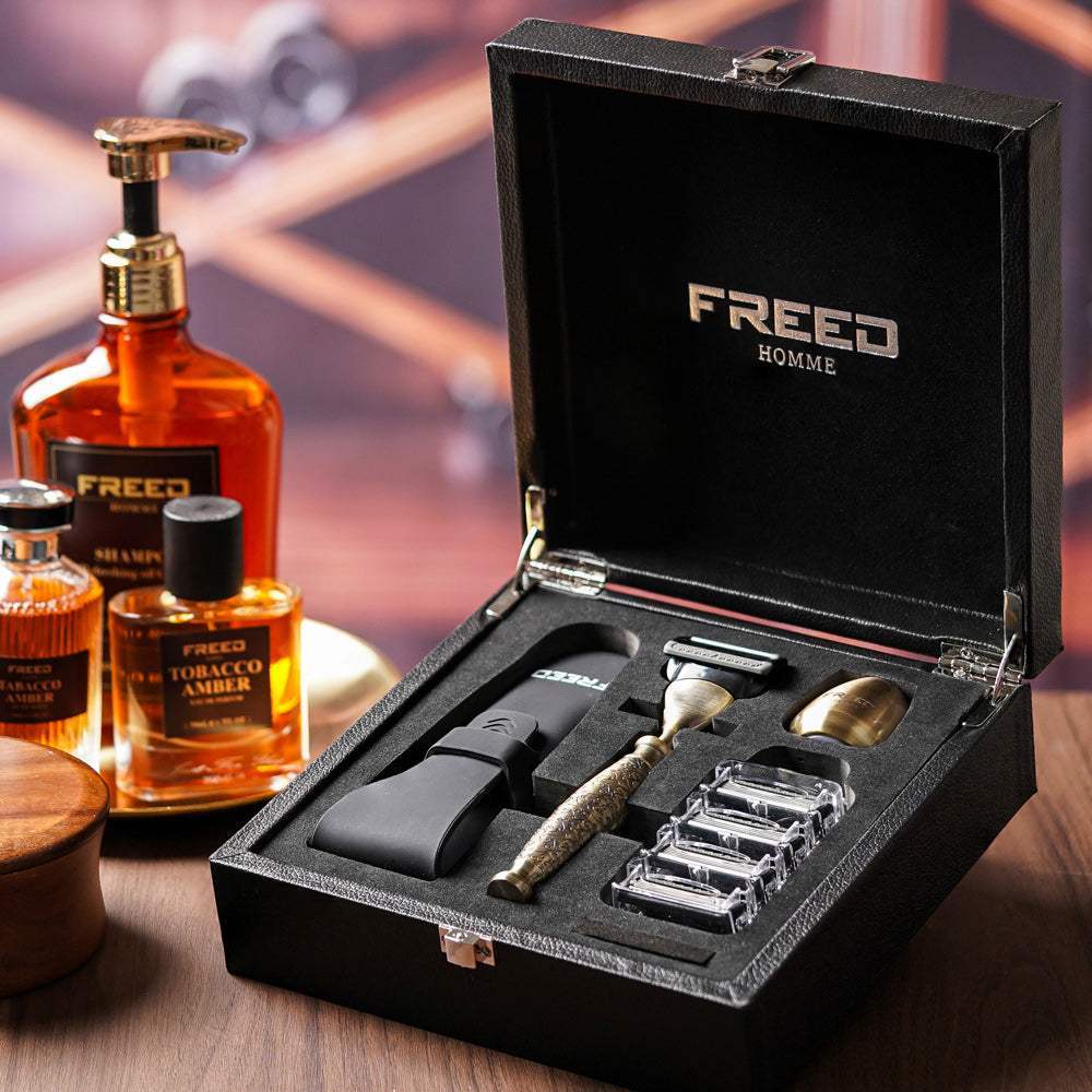 仿古銅刻花刮鬍刀，黑盒展示，FREED 客製化刻字。