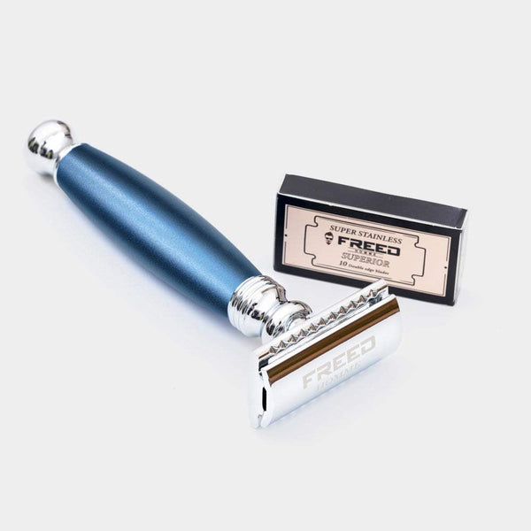 時尚藍金屬刮鬍刀，適合男士日常使用。FREED客製化刻字。