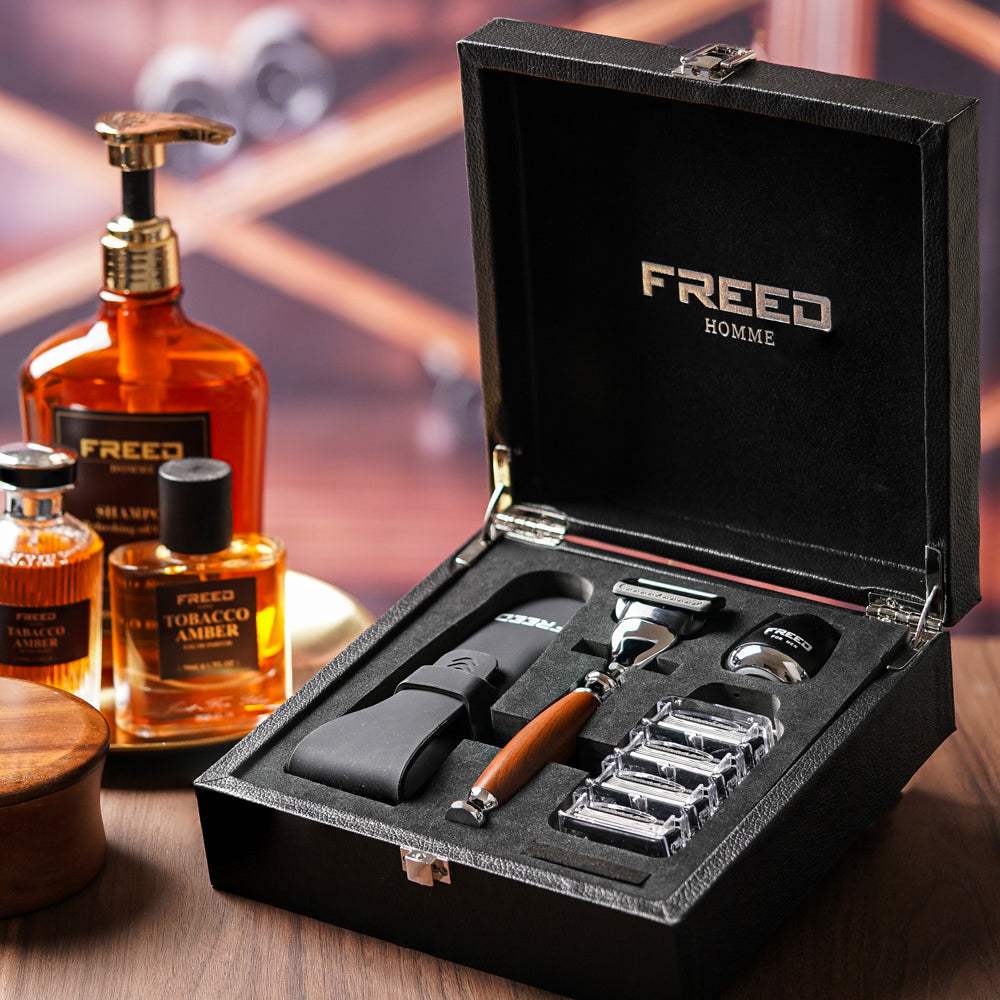 黑色皮質盒內，展示木柄五刀刮鬍刀組。FREED 客製化刻字
