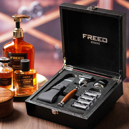 仿胡桃木刮鬍刀禮盒，內含五刀式刮鬍刀與備用刀頭。FREED 客製化刻字