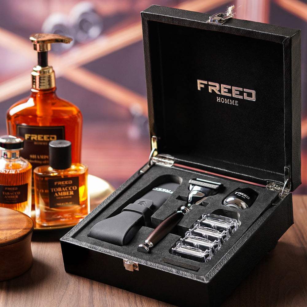 馬鞍棕色禮盒，展現尊爵四件組刮鬍刀。FREED 客製化刻字。