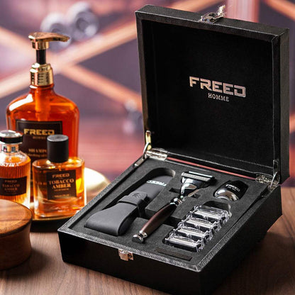 馬鞍棕色禮盒，展現尊爵四件組刮鬍刀。FREED 客製化刻字。