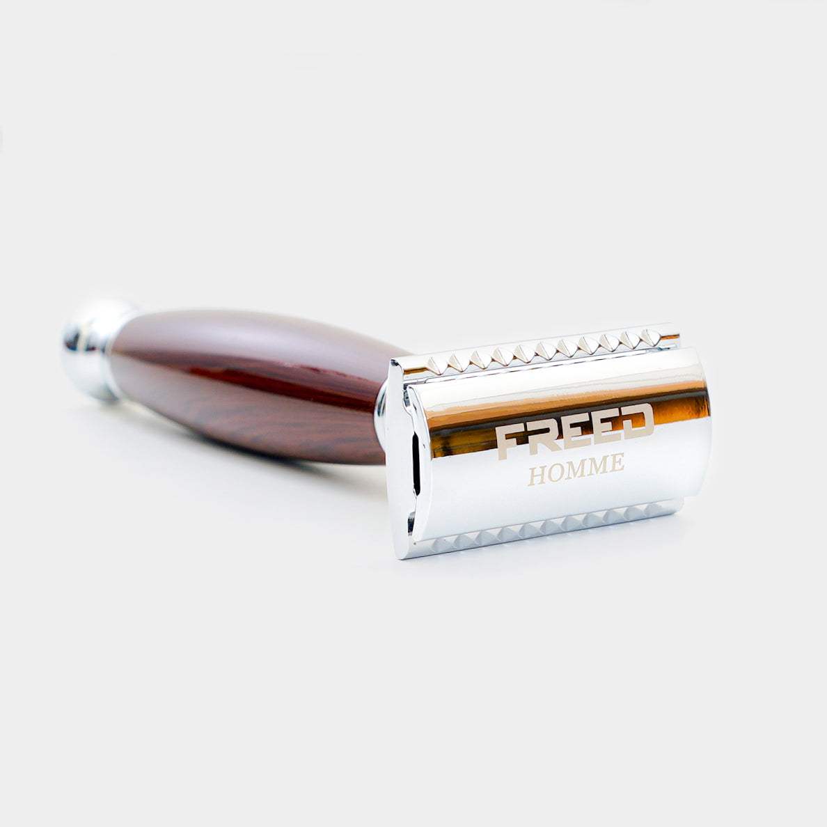 仿紫紅檀木手柄，復古造型，經典的角度，展現品味。FREED 客製化刻字。