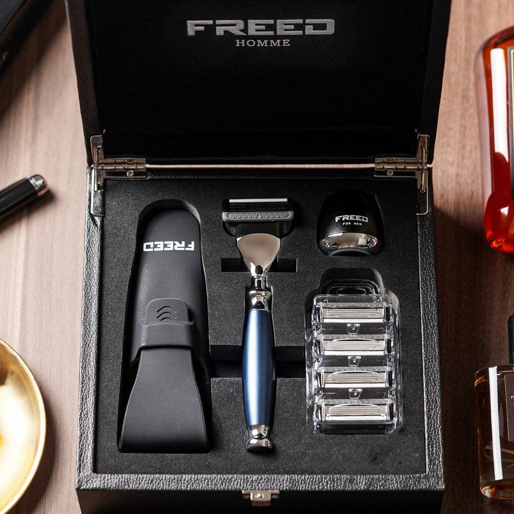 尊爵禮盒內含五刀式刮鬍刀，FREED 客製化刻字。