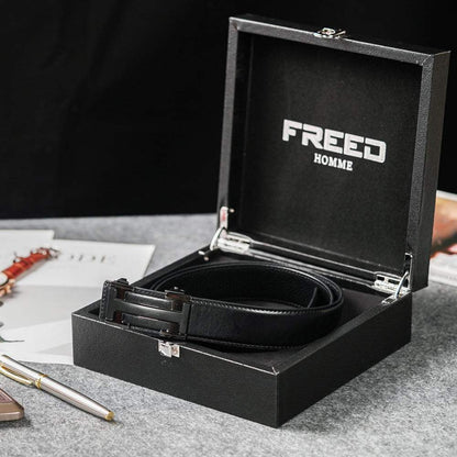 頭層牛皮黑色皮帶，禮盒陳設，FREED 客製化刻字。