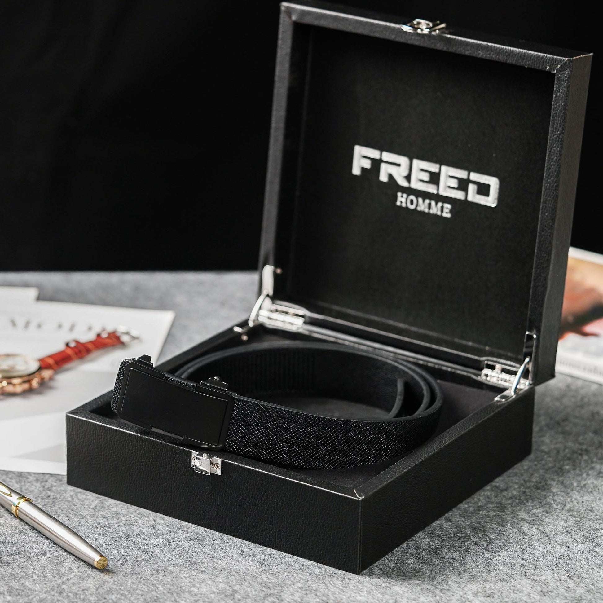 黑色頭層牛皮，皮帶盒展示，FREED 客製化刻字。