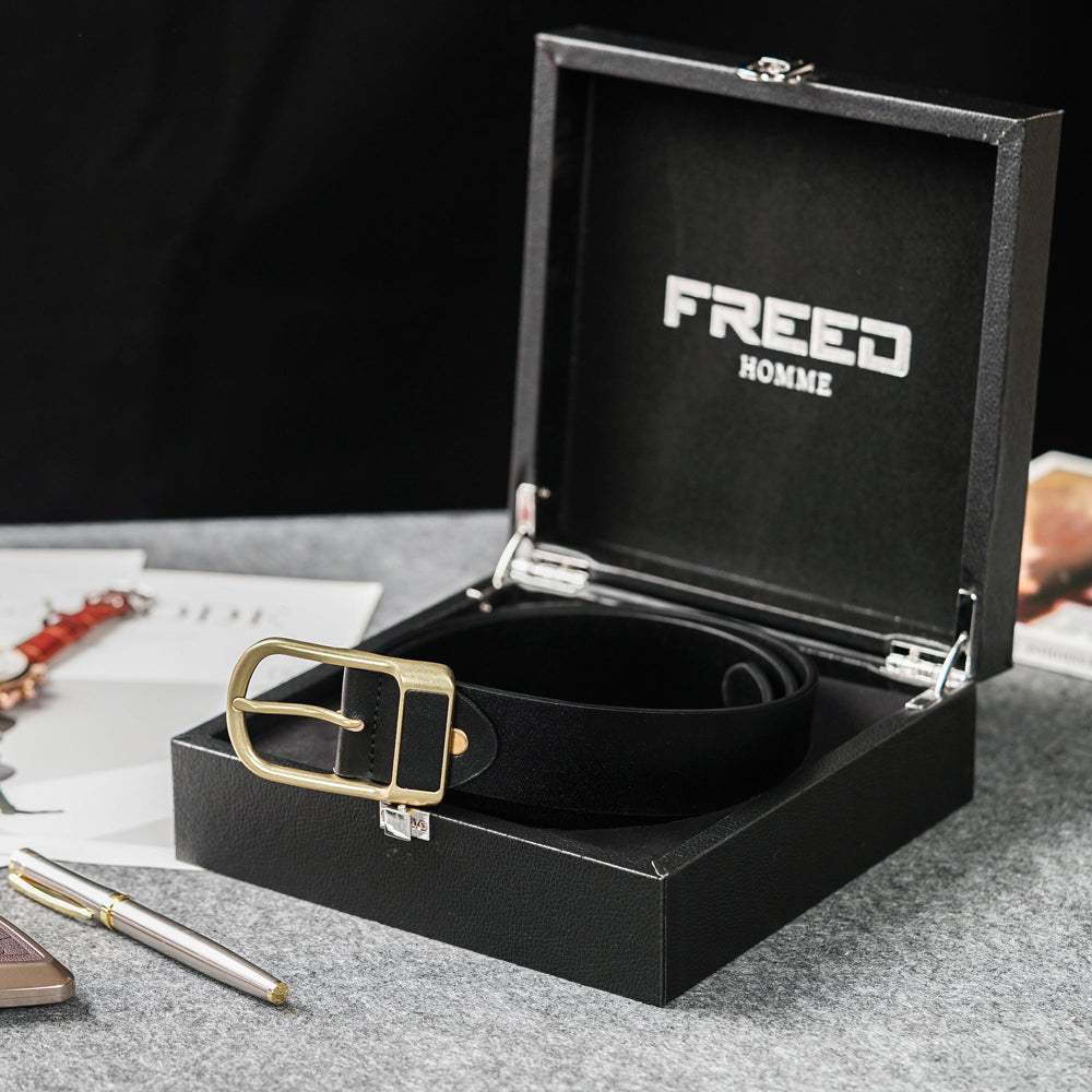 黑色頭層牛皮皮帶，側邊角度，展示盒內場景。FREED 客製化刻字