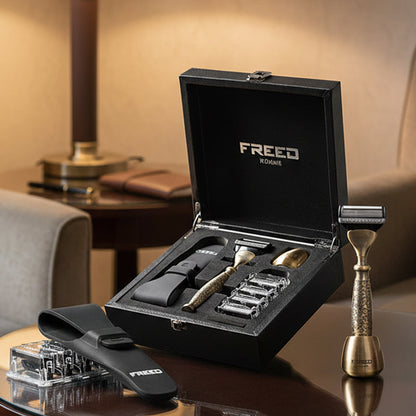 仿古銅雕花刮鬍刀禮盒，展現尊爵品味。FREED 客製化刻字。