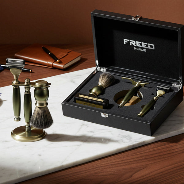 古銅綠金屬材質，經典五刀式角度，展現紳士品味，FREED 客製化刻字。