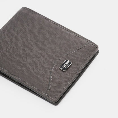 Epsom粒面真皮短夾，鉑金灰，特寫角度。FREED 客製化刻字。